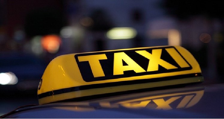نفذ عدد كبير من أصحاب سيارات التاكسي الفردي، وقفة احتجاجية أمام مقر ولاية تطاوين