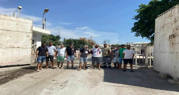 محتجون يغلقون باب المجمع الكيميائي بقابس