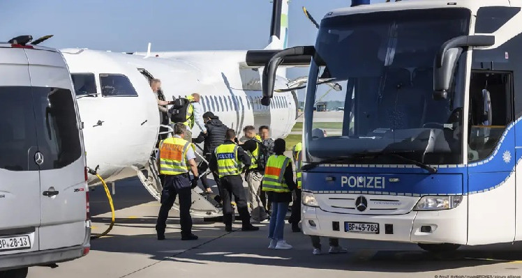 ألمانيا ترفع وتيرة الترحيل.. أكثر من 17 ألف شخص غادروا منذ 2025