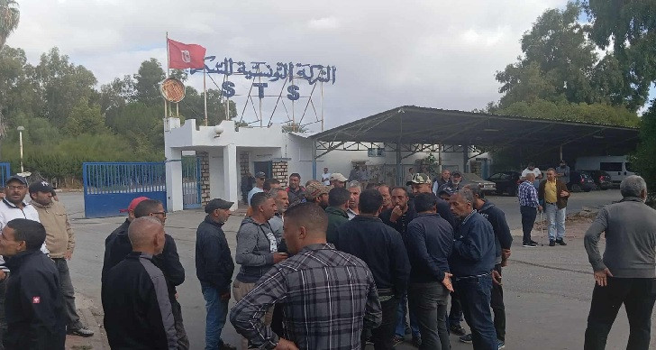 عمال وإطارات مصنع السكر بباجة يحتجون للمطالبة بصرف جراياتهم