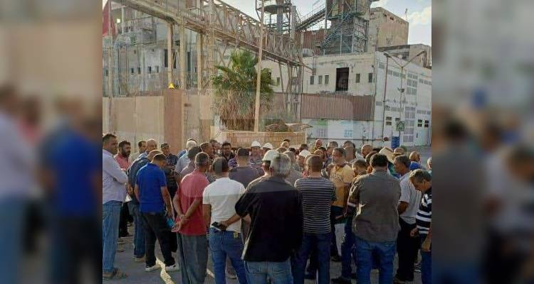 عمال المنطقة الصناعية بقابس يحتجون