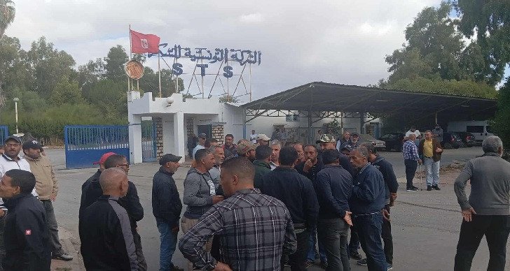 عمال وإطارات مصنع السكر بباجة يحتجون للمطالبة بصرف جراياتهم