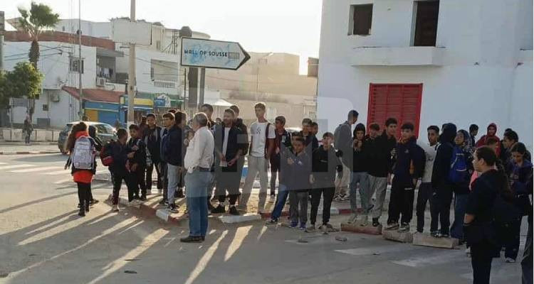 شط مريم-سوسة: تلاميذ وأوليائهم يغلقون الطريق احتجاجا على تردي النقل المدرسي