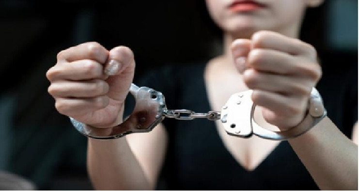 إيقاف امرأة عربية في البحرين بسبب محتوى مخالفا للآداب العامة