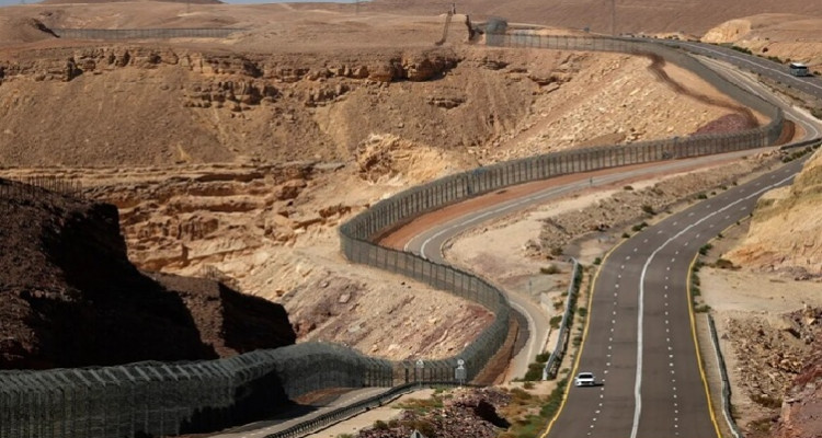 كاتس بأمر بتحويل المنطقة الحدودية مع مصر إلى منطقة عسكرية مغلقة