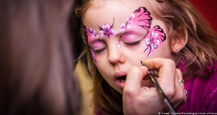 خبراء يحذرون من خطر مستحضرات التجميل المخصصة للأطفال