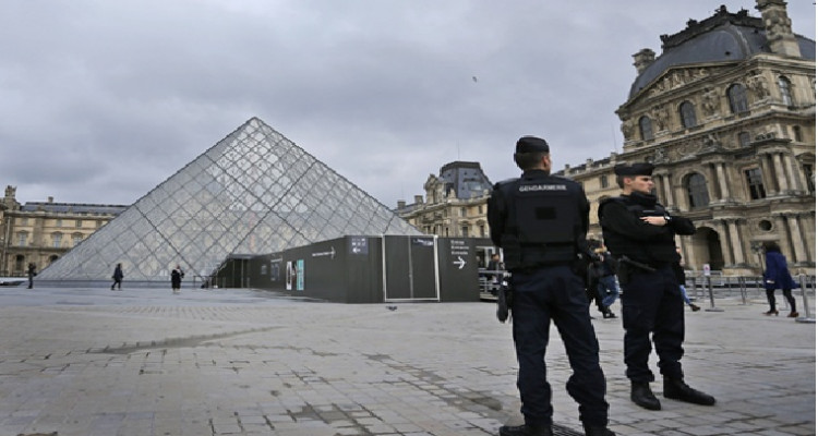متحف اللوفر يغلق أبوابه بسبب اضراب الموظفين