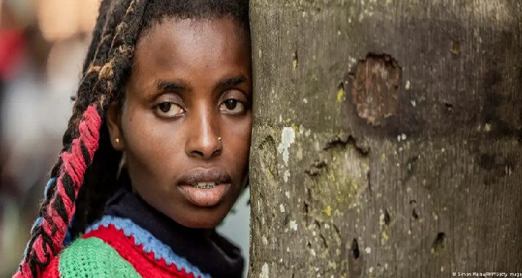 احتجاج صامت.. ناشطة كينية تعانق شجرة ثلاثة أيام متواصلة