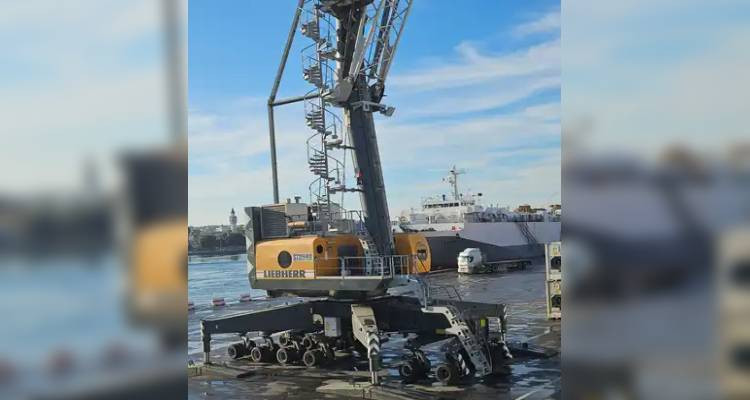 تركيز رافعة متحركة بالميناء التجاري بنزرت-منزل بورقيبة على مقربة من الجسر المتحرك