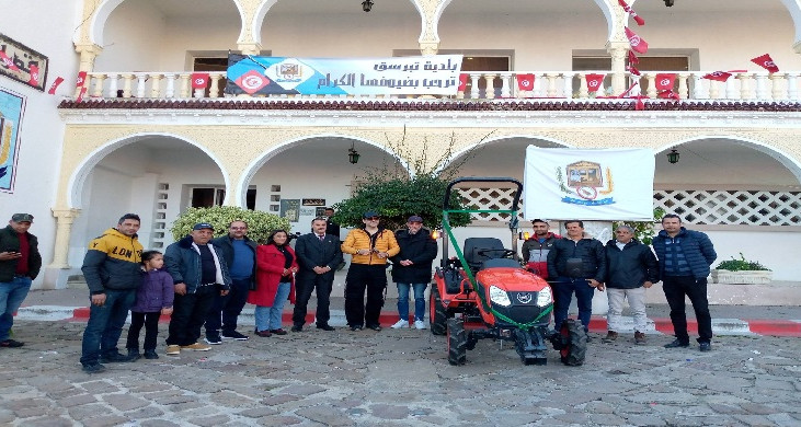 شمس الدين باشا يهدي جرارا لبلدية تبرسق لدعم مجهودات النظافة