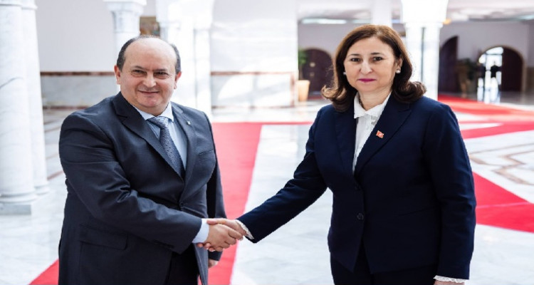 الوزير الأوّل الجزائري يصل إلى تونس في زيارة رسمية بيومين