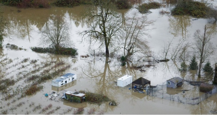 غطت سقوف المنازل: ارتفاع قياسي لمياه نهر سكاجيت في واشنطن