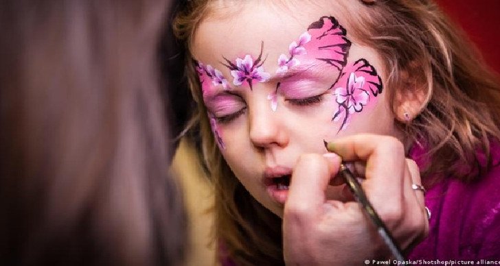 خبراء يحذرون من خطر مستحضرات التجميل المخصصة للأطفال