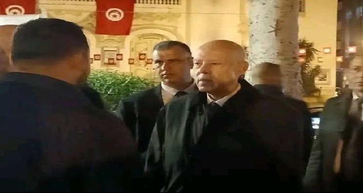 قيس سعيد يتحول إلى شارع الحبيب بورقيبة فجر الإحتفال بعيد الثورة