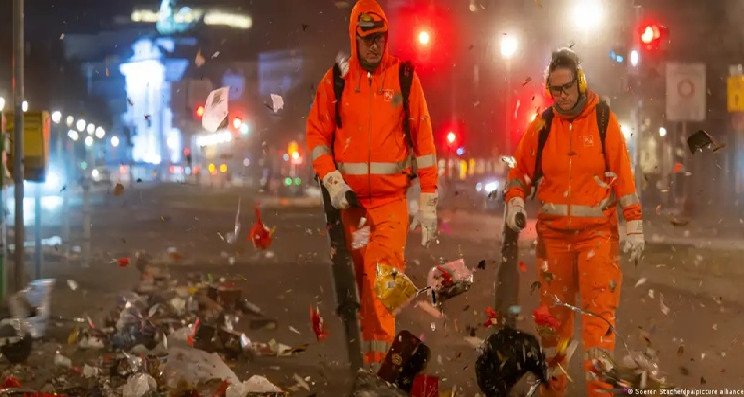 دليل على الاندماج؟ آلاف المسلمين يتطوعون لتنظيف شوارع ألمانيا في رأس السنة