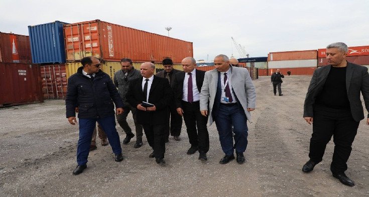 وزير النقل يوصي برفع الحاويات ذات الوقوف المطول بميناء رادس