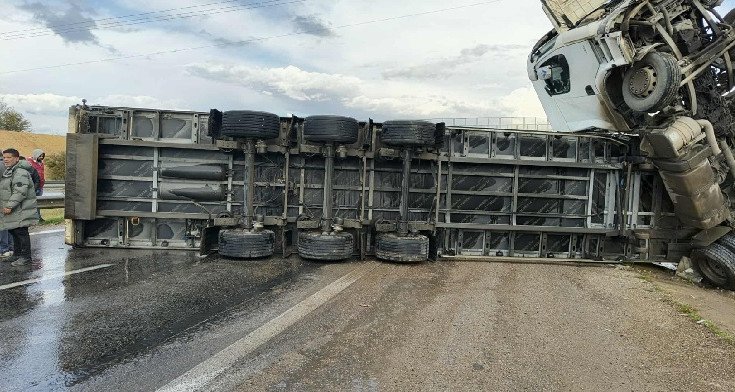 باجة: تعطل حركة المرور باتجاه العاصمة بعد إنقلاب شاحنة محمّلة بحاوية على الطريق السيارة بجسر قبلاط