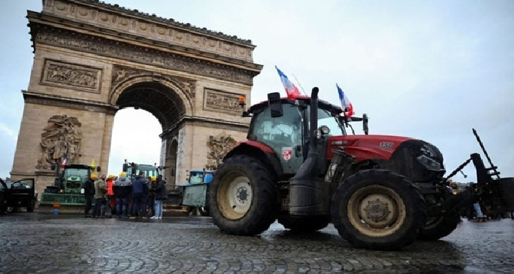 باريس: المزارعون يدخلون بجراراتهم قرب برج إيفل وقوس النصر للإحتجاج