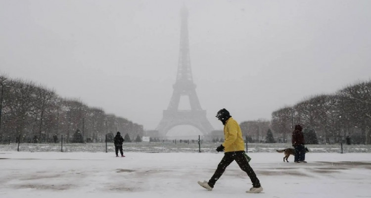 إلغاء 140 رحلة جوية في فرنسا بسبب تهاطل الثلوج