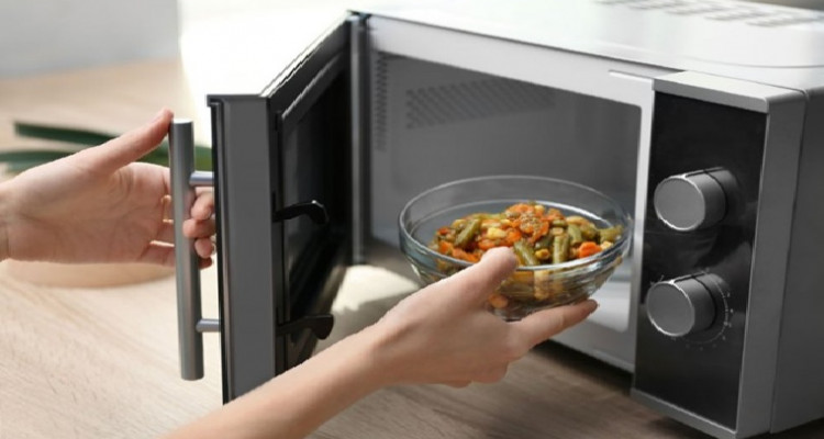 مختصة في سلامة الأغذية: إعادة تسخين الطعام أكثر من مرة تضرّ بصحّة الإنسان