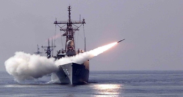 الحرس الثوري الإيراني يبدأ مناورات عسكرية في مضيق هرمز