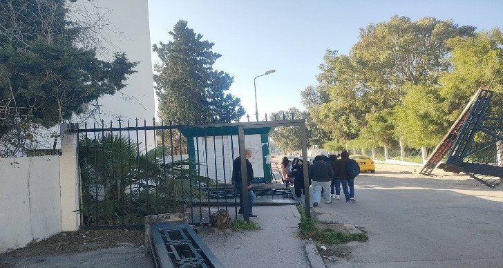 سقوط الباب الرئيسي للمركب الجامعي المنار بعد اصطدام شاحنة به وجامعة التعليم العالي تدعو إلى التدخل السريع