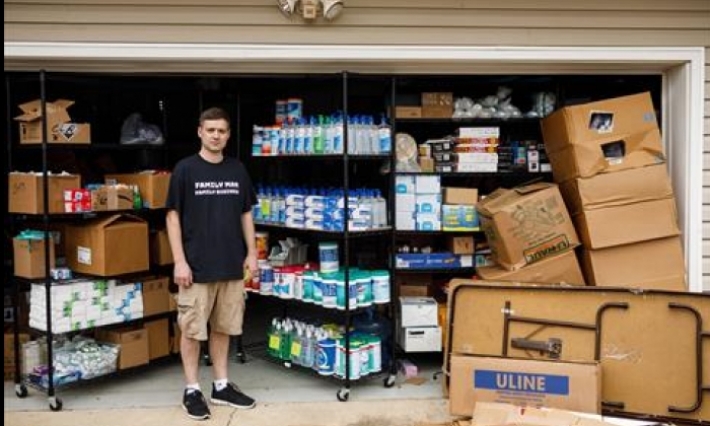 التحقيق مع أمريكي خزّن آلاف العبوات من معقمات اليدين