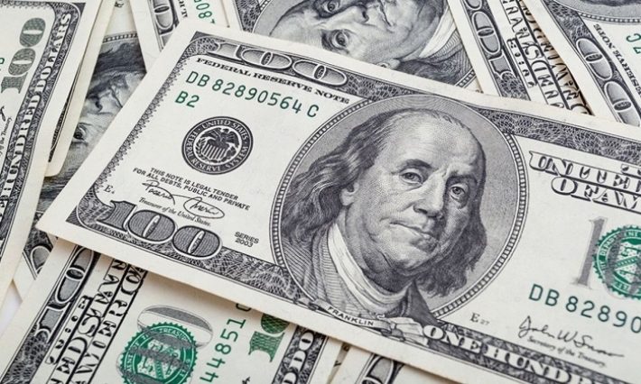 فيروس كورونا والنفط يطيحان بسعر الدولار