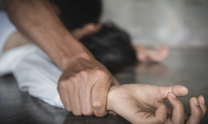 ذئب بشرى يغدر بزميلته ويغتصب ابنتها بشكلٍ مروّع