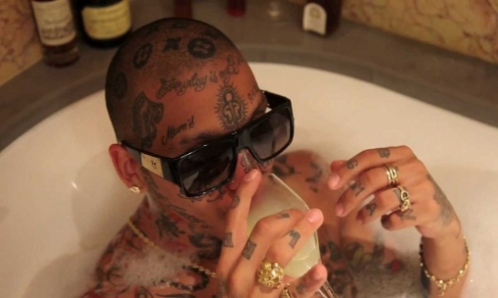 بعد تجميد 17 مليارا على ملكه: قاضي التحقيق يحجر السفر على مغني الراب ‘’swag man’’