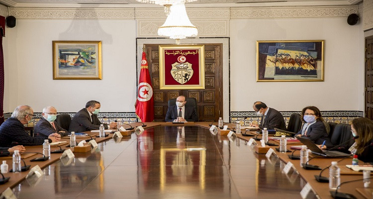 الحكومة تصادق على حزمة أولى من مشاريع القوانين في إطار مكافحة فيروس كورونا 