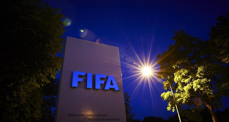 في انتظار الاعلان الرسمي : الفيفا يمدد  الموسم الحالي ويجدد آليا عقود اللاعبين 