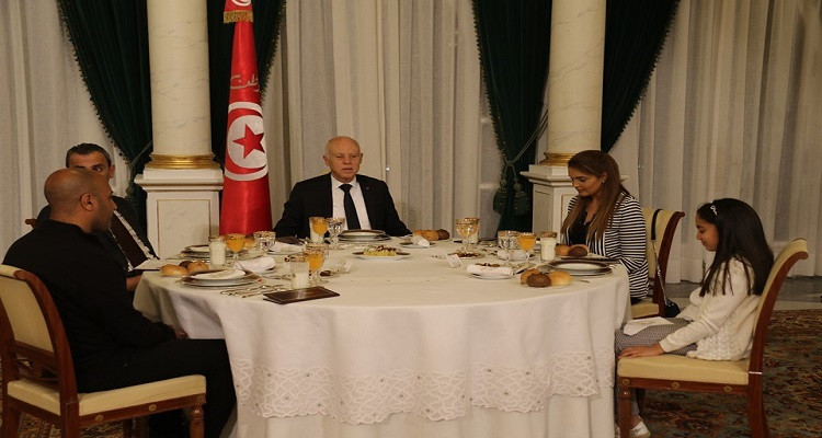 رئيس الدولة يتناول طعام الإفطار رفقة عائلات شهداء الأمن الرئاسي