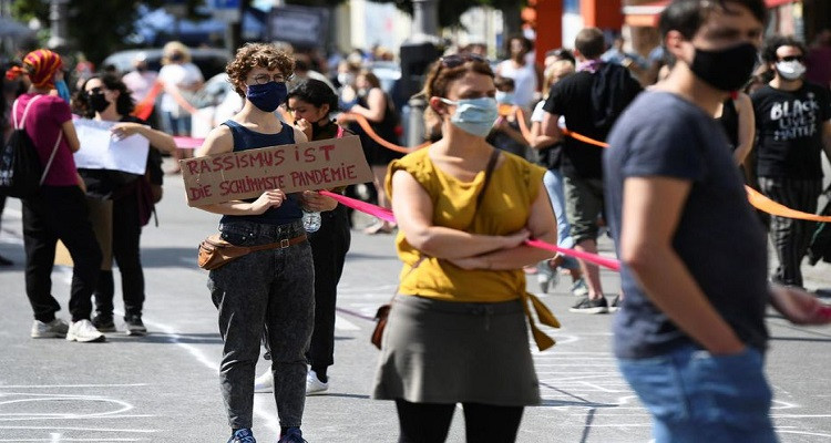 الألمان ينظمون وقفة احتجاجية في احترام تام لقواعد التباعد الاجتماعي
