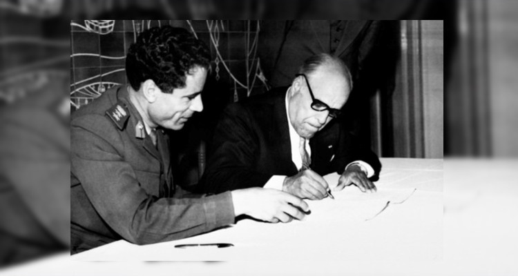 معمر القذافي والحبيب بورقيبة