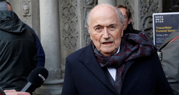 نقل الرئيس السابق للفيفا إلى المستشفى بعد وعكة صحية مفاجئة  