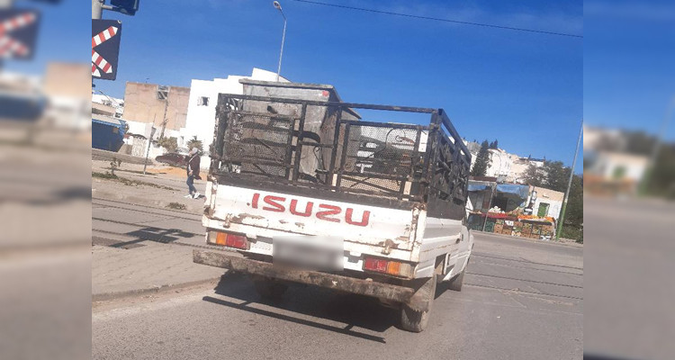 سائق شاحنة يسطو على حاوية القمامة البلدية
