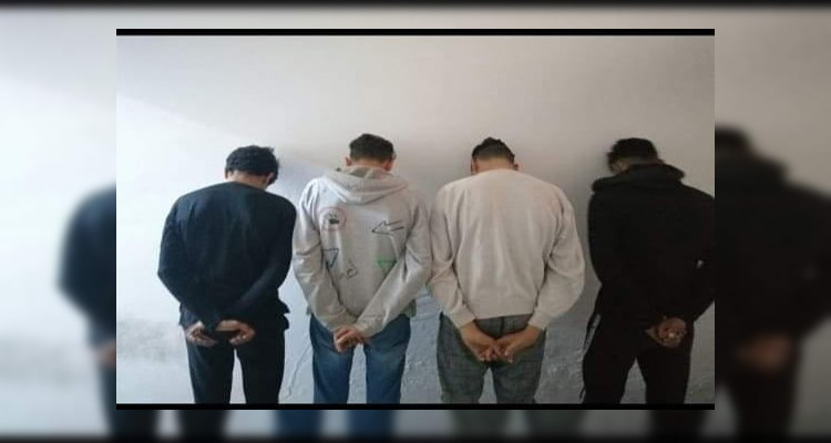 القبض على أربعة أنفار يقومون برشق السيارات المارة بالحجارة 