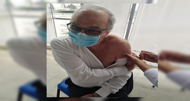 مدير الحملة الوطنية للتلقيح ضد كورونا يتلقى جرعته الأولى 