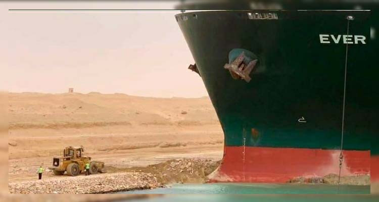مصر تنجح في تحريك مقدمة السفينة اليابانية العالقة بقناة السويس 
