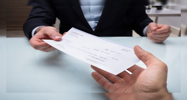 يتبرع بصك قيمته 40 ألف أورو للمساهمة في خفض عجز ميزانية الدولة 