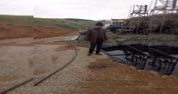 الجزائر: يحفر بئرا في أرضه فيعثر على ''البترول''(فيديو)  