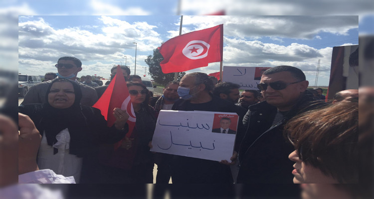 أنصار قلب تونس ينظمون وفقة تضامنية مع رئيس الحزب أمام سجن المرناقية 