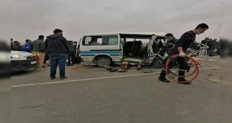 اصطدام لواج وسيارة في عقارب