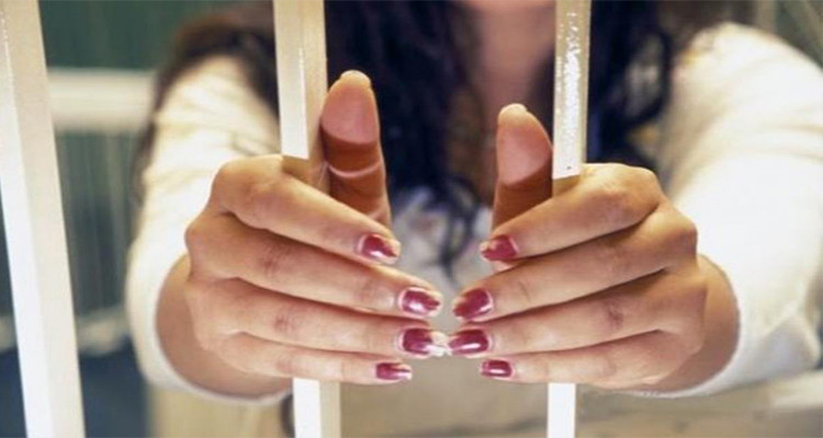 القبض على امرأة