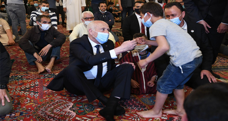طفل يسأل رئيس الدولة: أنت قيس سعيّد رئيس الجمهورية ؟ (فيديو)