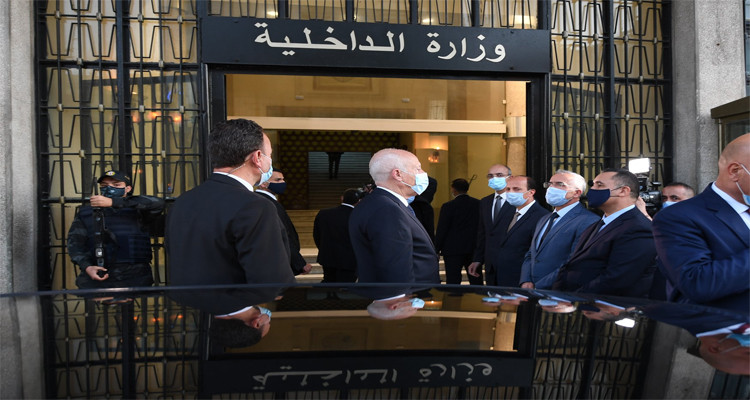رئيس الدولة يتقاسم وجبة الإفطار مع إطارات وأعوان الداخلية 