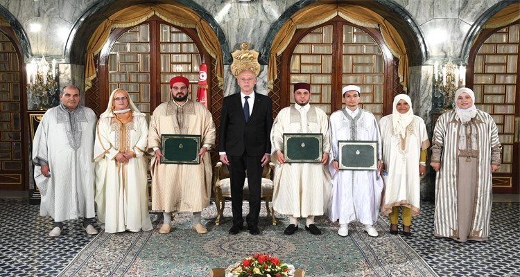 رئيس الدولة يسلم جوائز الفائزين القرآن الكريم