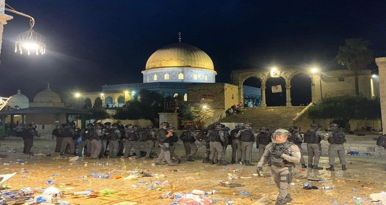 قوات الاحتلال تعربد في رحاب المسجد الأقصى وتعتدي على المصلين 