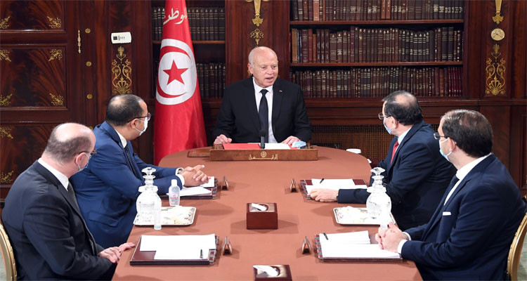 رئيس الدولة يتباحث مع رؤساء الحكومات السابقين الوضع الراهن للبلاد 